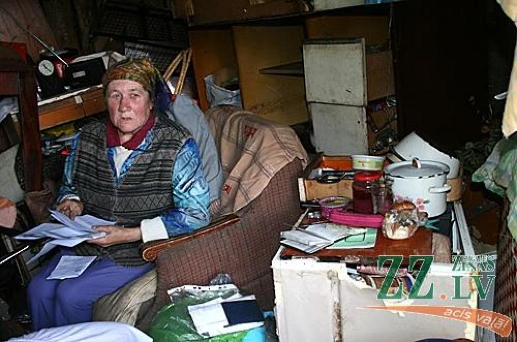 No necilas istabiņas pensionārei Vijai Dambergai bija jāaiziet. Pagaidām sirmgalve apmetusies šķūnītī.
Autors: Armands Jēgermanis.