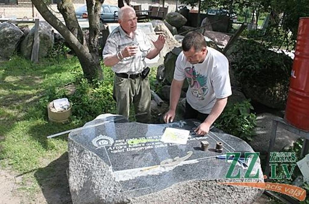 Rosīgais patriots Ilgars Puškevics (no kreisās) ar akmeņkali Neilu Saksonu pie topošā piemiņas akmens.
Autors: Andris Andersons.