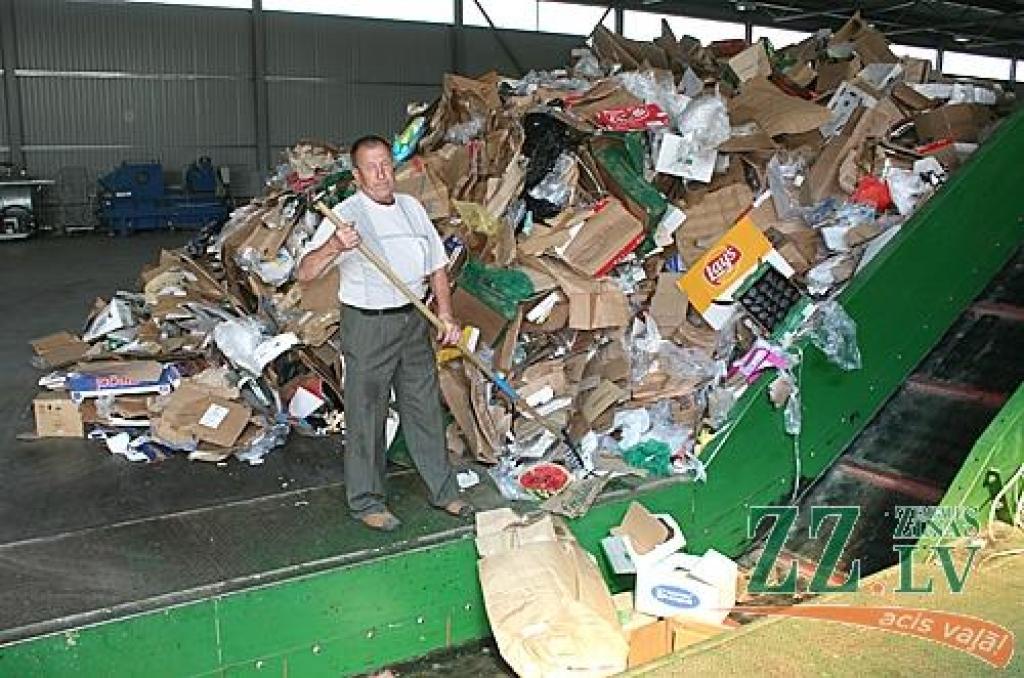 Šķirotājs Visvaldis Kaudze spriež, ka mūsu pilsētas iedzīvotāji atkritumu šķirošanas jomā varētu būt apzinīgāki...
Autors: Armands Jēgermanis.