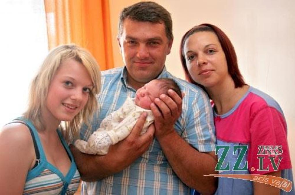 Līga Birziņa un Juris Spriņģis ar jaundzimušo Anniju un vecāko meitu Zani.
Autors: Agris Samcovs.