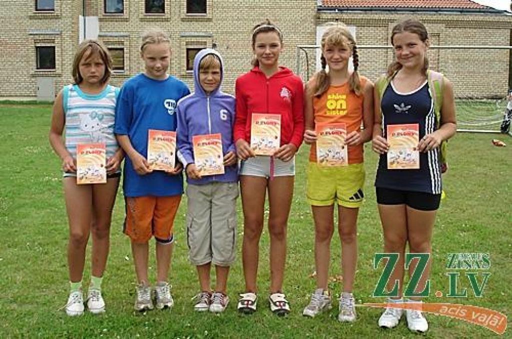 Labākās volejbolistes 1998.gadā dzimušo un jaunāku grupā.
Autors: No J.Riharda arhīva.