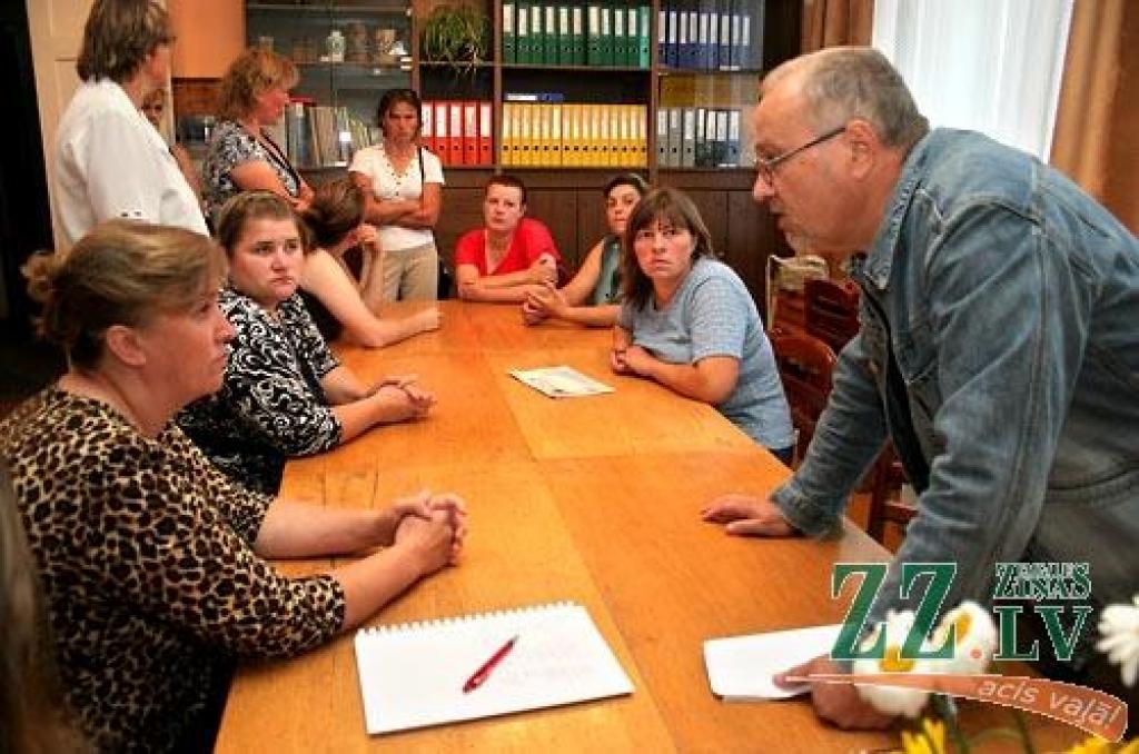 Glūdas pamatskolas direktors Jānis Skrupskis un skolēnu vecāki ķērušies pie vēstules sagatavošanas Jelgavas novada domei, pieprasot rast līdzekļus skolas saglabāšanai.
Autors: Agris Samcovs.