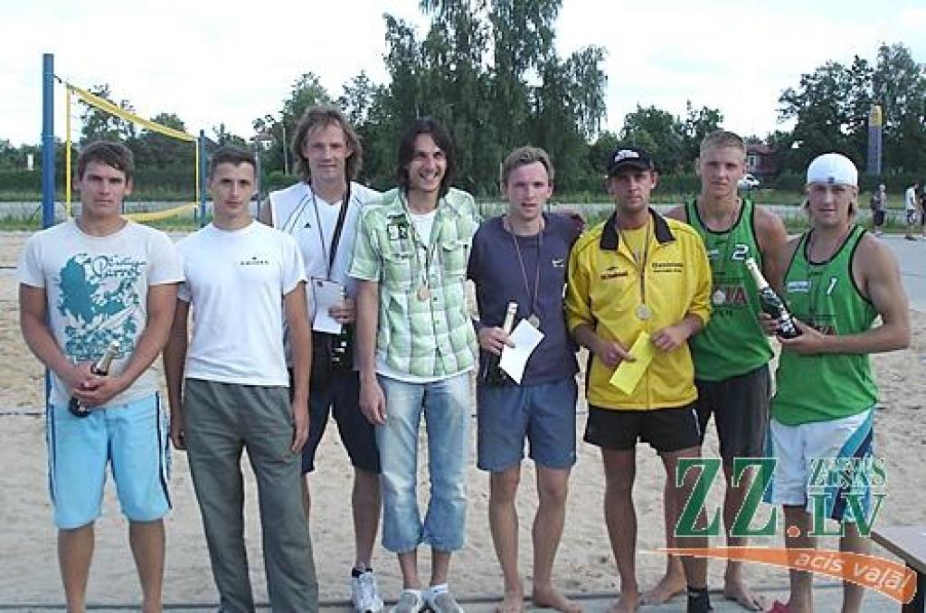 Labāko četrinieks: Arvis Tunte un Edgars Točs no Madonas (labajā malā, otrā vieta); Jānis Balodis un Reinis Trokša (Ozolnieki, pirmā vieta); Maksims Rostovcevs un Raimonds Vilmanis (Ozolnieki; trešā vieta); Intars Barkāns un Oļegs Šilinskis (Rīga, ceturtā vieta).
Autors: Jānis Rihards.