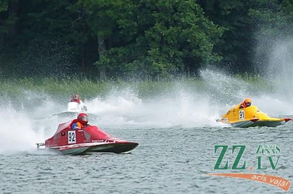 Jānis (91) un Valdis (92) Kuķalki Eiropas čempionāta posmā gliseru (R-1000) klasē Alūksnē ierindojās attiecīgi 6. un 7.vietā.
Autors: Ivars Bogdanovs, «Bauskas dzīve»