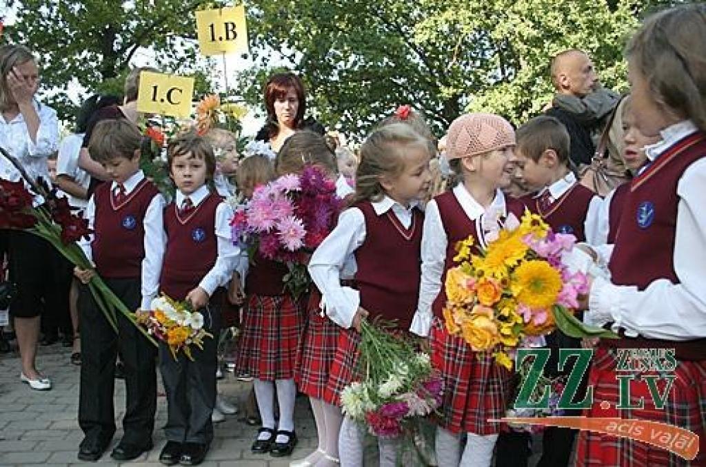 Jelgavas 4.vidusskola ir viena no retajām mācību iestādēm Latvijā, kas jauno mācību gadu sākusi jaunās telpās. Līdzās pateicības vārdiem pilsētai, celtniekiem un pārējiem, kuru dēļ tā tapusi, atklāšanas pasākumā skanēja arī aicinājums...