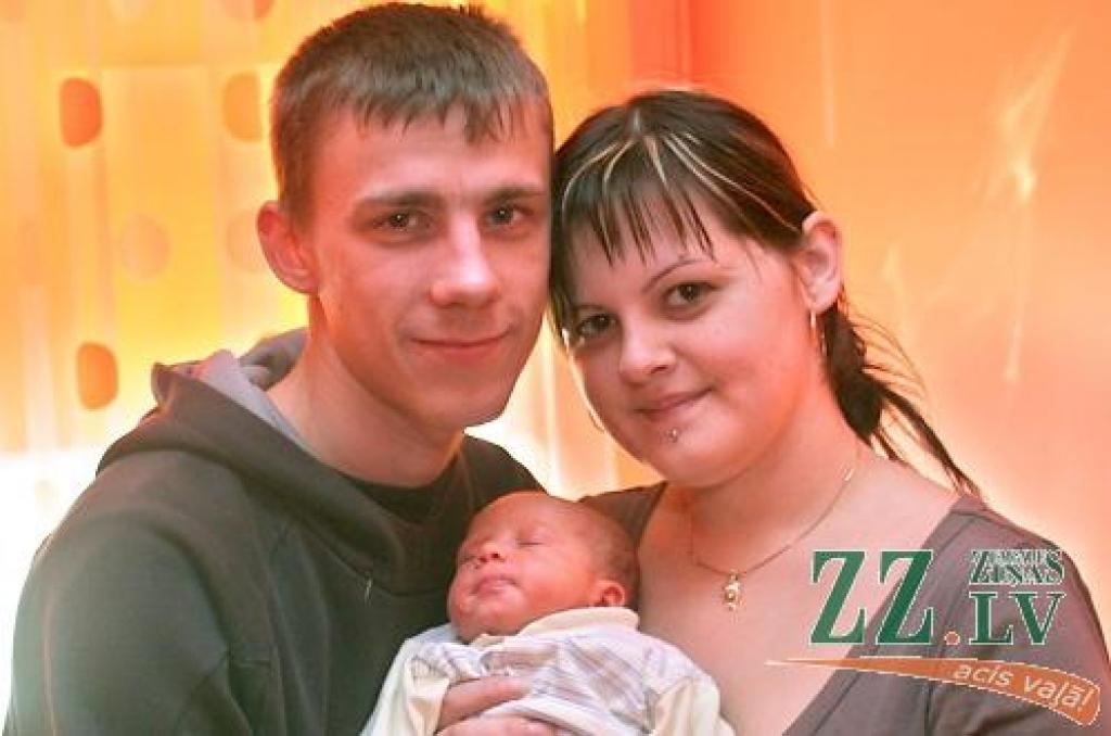 Diāna un Ģirts Ploksti ar meitiņu Elisi.
Autors: Agris Samcovs.