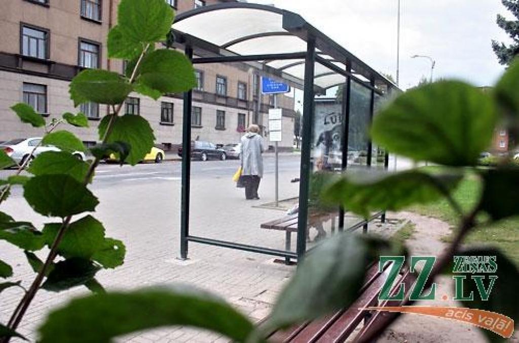 Pieturvietā Akadēmijas ielā ir trīs soliņi, tomēr braucēji vairāk izmanto tieši zem nojumes izvietoto. Ar novērošanas kameru palīdzību «Pilsētsaimniecība» cer izvērtēt, cik pieejami un nepieciešami jelgavniekiem ir dažādi objekti, lai nākotnē uzlabotu pamanītos trūkumus.
Autors: Agris Samcovs.