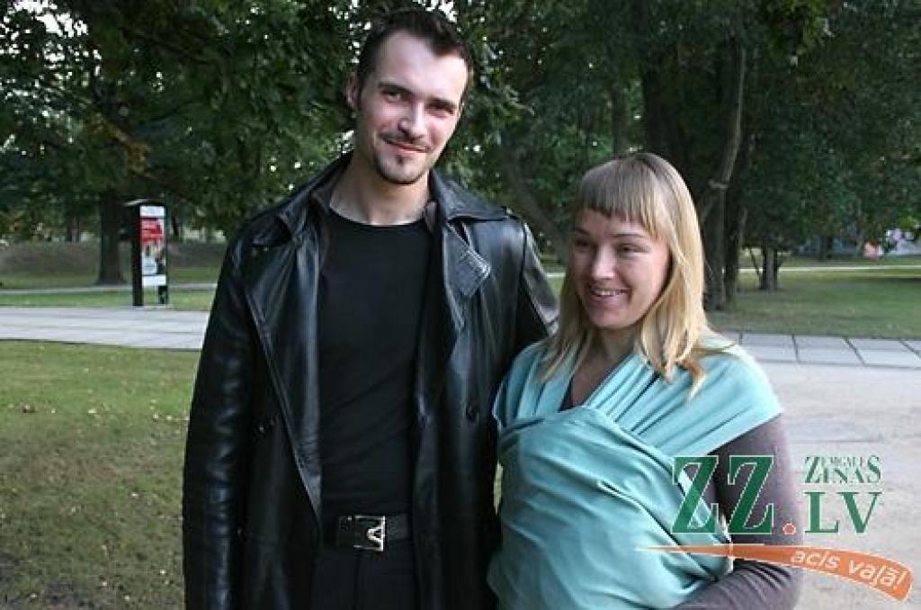 Kaspars un Zane Vīksnas stāsta, ka ārstu aprindās par aizbraukšanu no Latvijas runā ļoti daudz jauno speciālistu. Arī viņi nolēmuši no Latvijas doties prom, līdzi ņemot nepilnu mēnesi veco Emīliju, kas fotografēšanas brīdī slēpjas slingā pie māmiņas krūtīm.
Autors: Agris Samcovs.