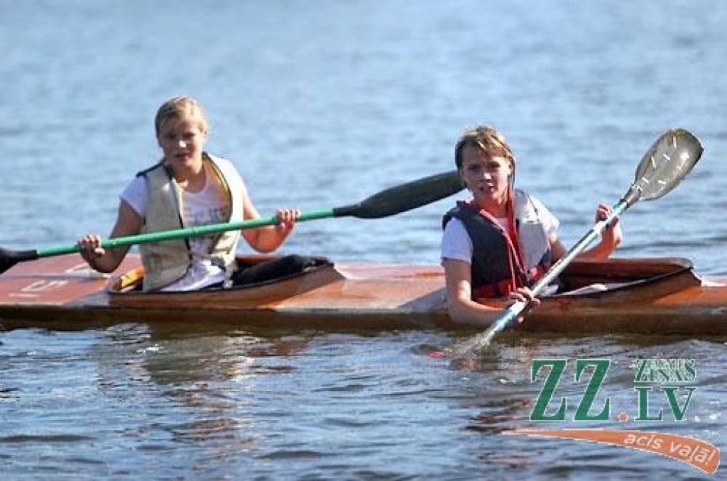 «Divnieku kausa» izcīņā 1996.gadā dzimušo un jaunāku grupā 2500 metru distancē K2 klasē 1.vietu izcīnīja Ieva Ločmele un Diāna Grīnberga («KC»).
Autors: Agris Samcovs.