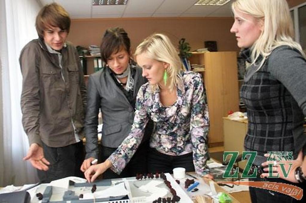 LLU Lauku inženieru fakultātes 3.kursa studentes Ramona Gailuma (otrā no kreisās) un Laura Ozoliņa (trešā no kreisās) kopā ar RTU pārstāvi Miku Straumēnu (pirmais no kreisās) un Rīgas Celtniecības koledžas audzēkni Arnitu Dzelmi.
Autors: Agris Samcovs.