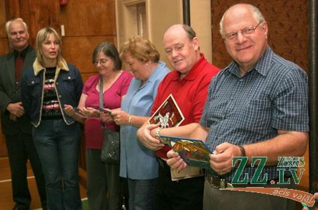 Glāzgovas Apustuliskās draudzes Kristiešu centra pārstāvji (no labās): Pīters Vinsents, Greiems Frensiss, Elizabete Vinsenta un Šona Frensisa kopā ar tulci un Jelgavas Speciālās pamatskolas direktoru Aivaru Preisu.
Autors: Agris Samcovs.