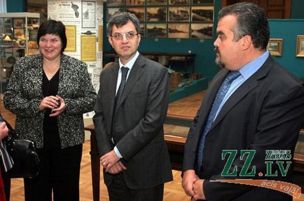 Itālijas vēstnieks Latvijā Frančesko Pučo (centrā) Ģ.Eliasa Jelgavas Vēstures un mākslas muzejā. Pa labi - vēstniecības atašejs ekonomikas un komercjautājumos Džovanni Turturiello, pa kreisi – muzeja direktores vietniece Marija Kaupere.
Autors: Agris Samcovs.