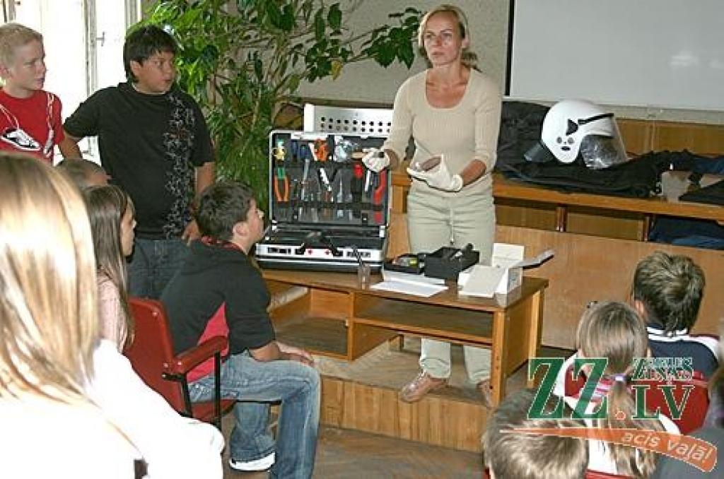 Policijas apmeklējuma laikā Jelgavas 3.pamatskolas 6.e klases skolēnus īpaši interesēja Zemgales Ekspertu nodaļas ekspertes Ingas Veidliņas stāstītais un demonstrētais, kā nozieguma vietā tiek noņemti pirkstu nospiedumi.
Autors: Armands Jēgermanis.