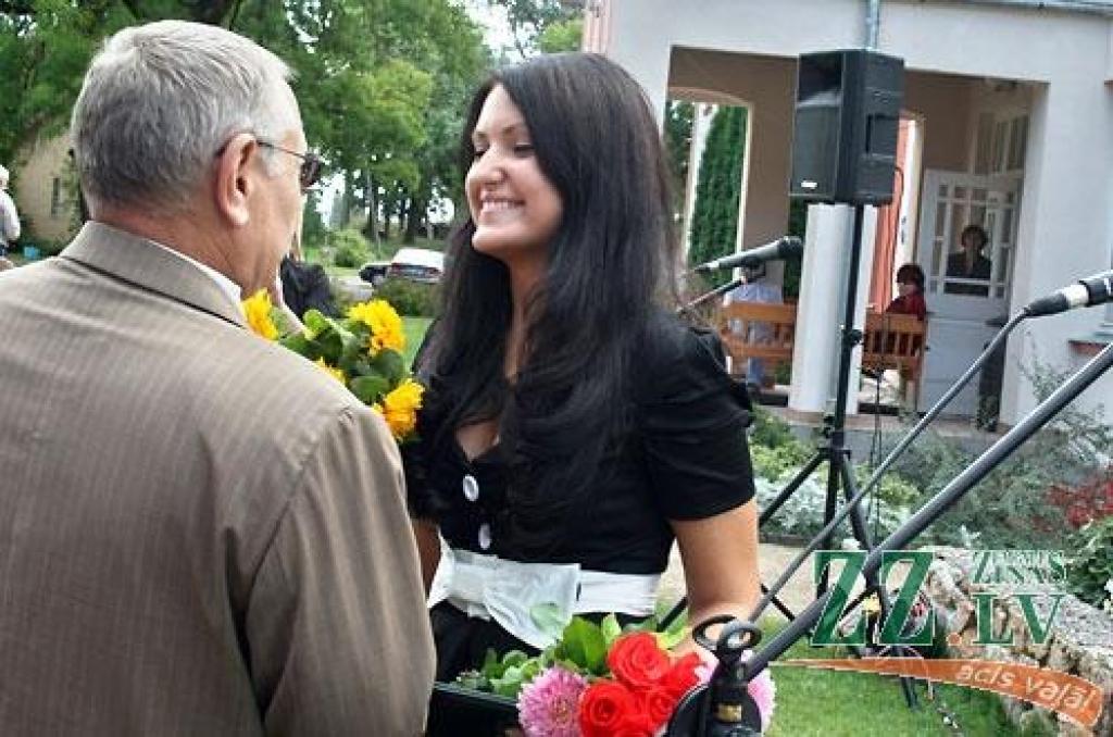 J.Čakstes vārdā nosauktās stipendijas šā gada laureāti, Sociālo zinātņu fakultātes trešā kursa studenti Lanu Svarinsku sveic Jānis Ābele.
Autors: Gaitis Grūtups.