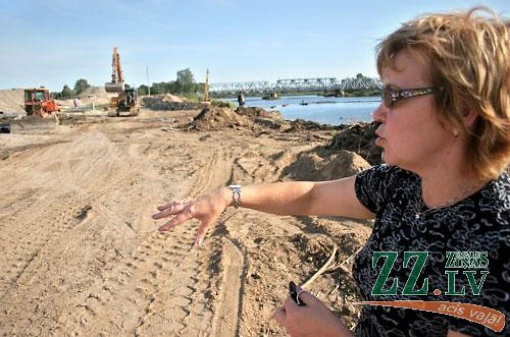 Aģentūras «Pilsētsaimniecība» projektu vadītāja Dzidra Staša stāsta, ka uzreiz pēc piesārņojuma konstatēšanas dambja izbūves darbi lejpus tiltam tika apturēti un šī teritorija – ierobežota.
Autors: Agris Samcovs.