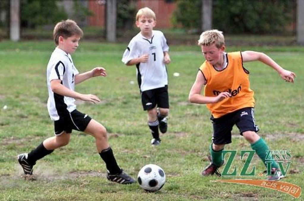 Laukumā 4. pamatskola pret 6.vidusskolu. Mača iznākums – 1:0 4.pamatskolas komandas labā.
Autors: Agris Samcovs.