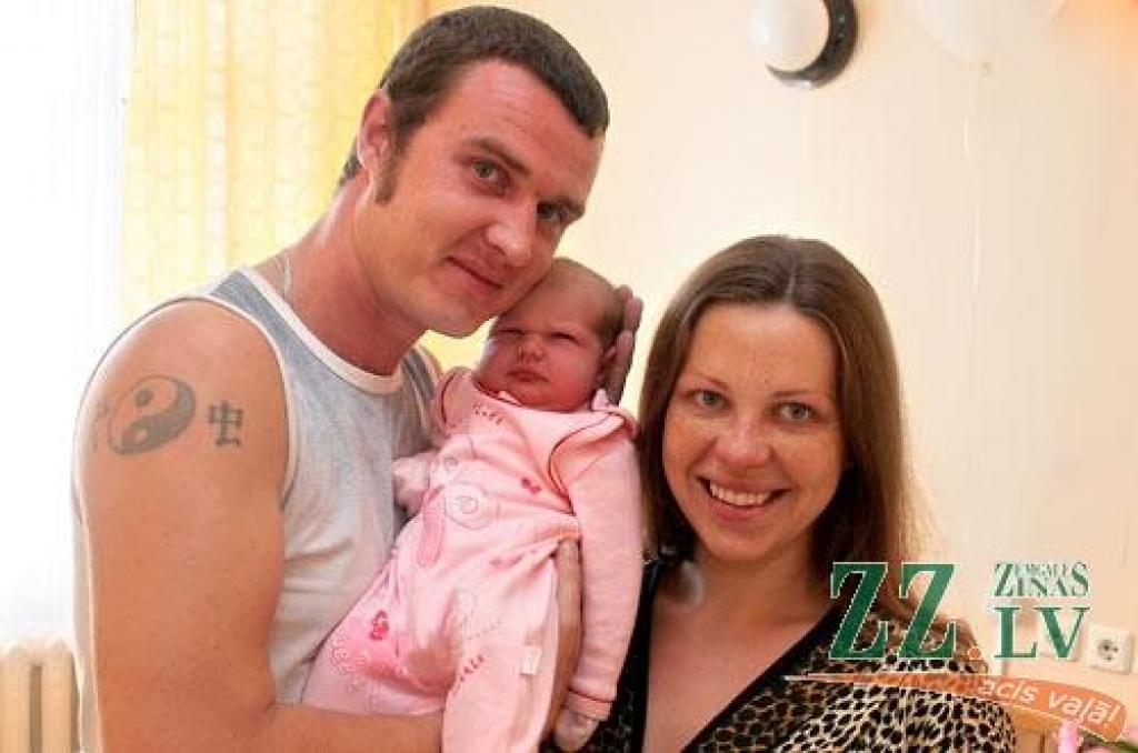 Liene un Kristaps Zālmaņi ar meitiņu Katrīni.
Autors: Agris Samcovs.