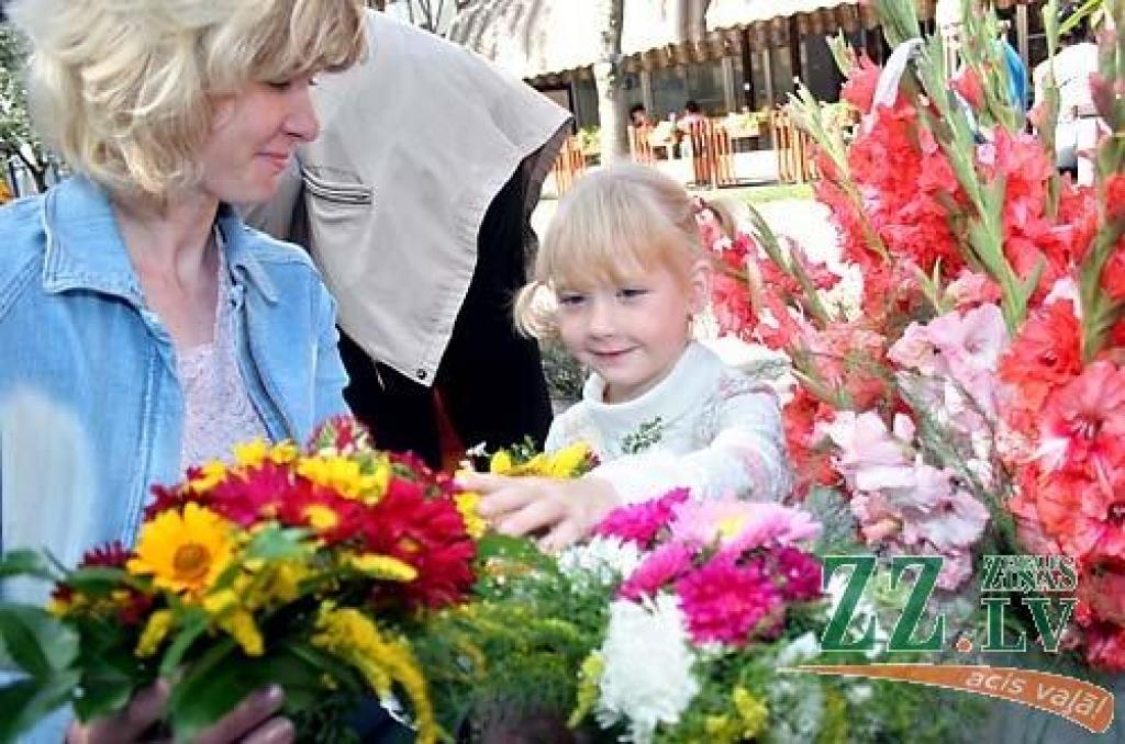 Jauno mācību gadu šodien pilsētā, Jelgavas un Ozolnieku novadā sāk vairāk nekā desmit tūkstoši audzēkņu, tomēr ne visiem tas pienāk tik pacilājošs, kā pērn. Lai arī mazā platoniete Sindija Krēgere vēlas iet skolā, viņa ļoti pārdzīvo, ka nu būs jāmācās neierastā vidē Lielvircavas pamatskolā, kur pārceltas reorganizētās Platones pamatskolas 1. līdz 5.klase.
Autors: Agris Samcovs.