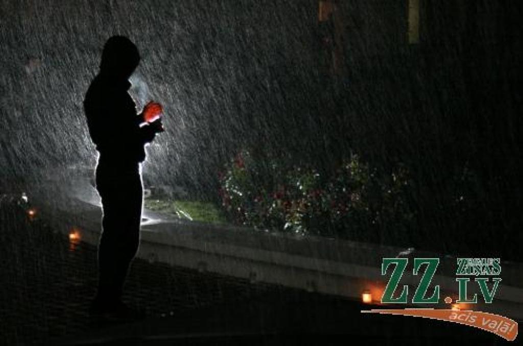 1.Mirklis no Latvijas Lauksaimniecības universitātes 70.jubilejas svinēšanas. (Mairas Dudarevas foto)

2.Mājas aiziet, kaķi paliek... (Agra Samcova foto)

3.Tiek īstenots rituāls krīzes aizdzīšanai. To jāveic gan pret rītiem, gan pret...