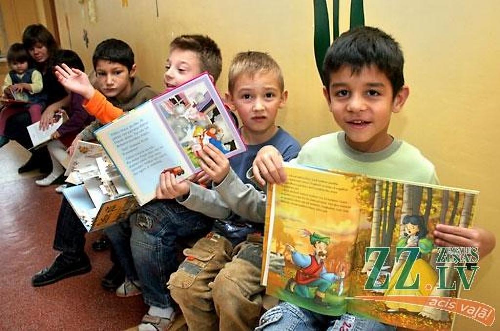 «Grāmatas lasu, kad man ir skumīgi, jo tā labāk var aizmirst visu slikto. Mīļākās man ir «Toma Sojera piedzīvojumi», «Skolu peles», tagad lasu krievu tautas pasakas,» stāsta 14 gadus vecais Ivars. Viņš un vēl 65 citi Jelgavas Bērnu...