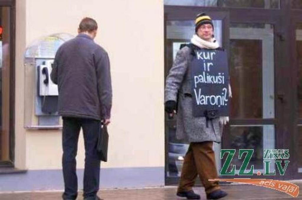 Kāds zz.lv lasītājs, vārdā Ģirts, nolēma padalīties ar savu Jelgavā piefiksēto mirkli. «Netīšām nofotogrāfēju,» kautrīgi bilst jelgavnieks, un varam tikai domāt vai minēt, ko un kāpēc nezināmais piketētājs pie Jelgavas stacijas gribējis...