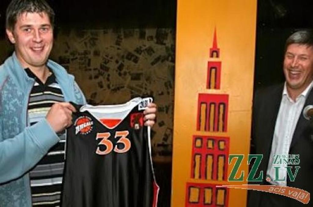 Ko pirms jaunās sezonas domā basketbola kluba «Zemgale» prezidents Jānis Bacāns un spēlētājs Jānis Bambis?
Aicinām jūs, lasītāji, iesūtīt publicēšanai gan savas, smaidu raisošas, ar Jelgavu un novadiem saistītas fotogrāfijas, gan...