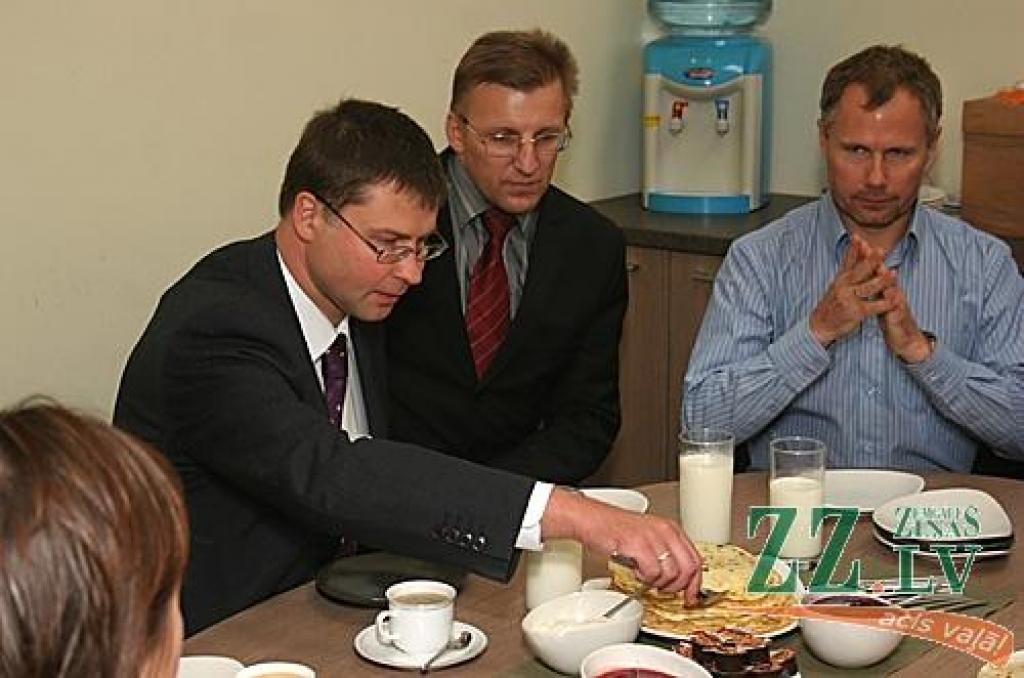 Aicinām jūs, lasītāji, iesūtīt publicēšanai gan savas, smaidu raisošas, ar Jelgavu un novadiem saistītas fotogrāfijas, gan asprātīgus parakstus publicētajam fotomirklim. Sūtiet tos uz e-pasta adresi evita.purina@zz.lv, bet parakstus varat...