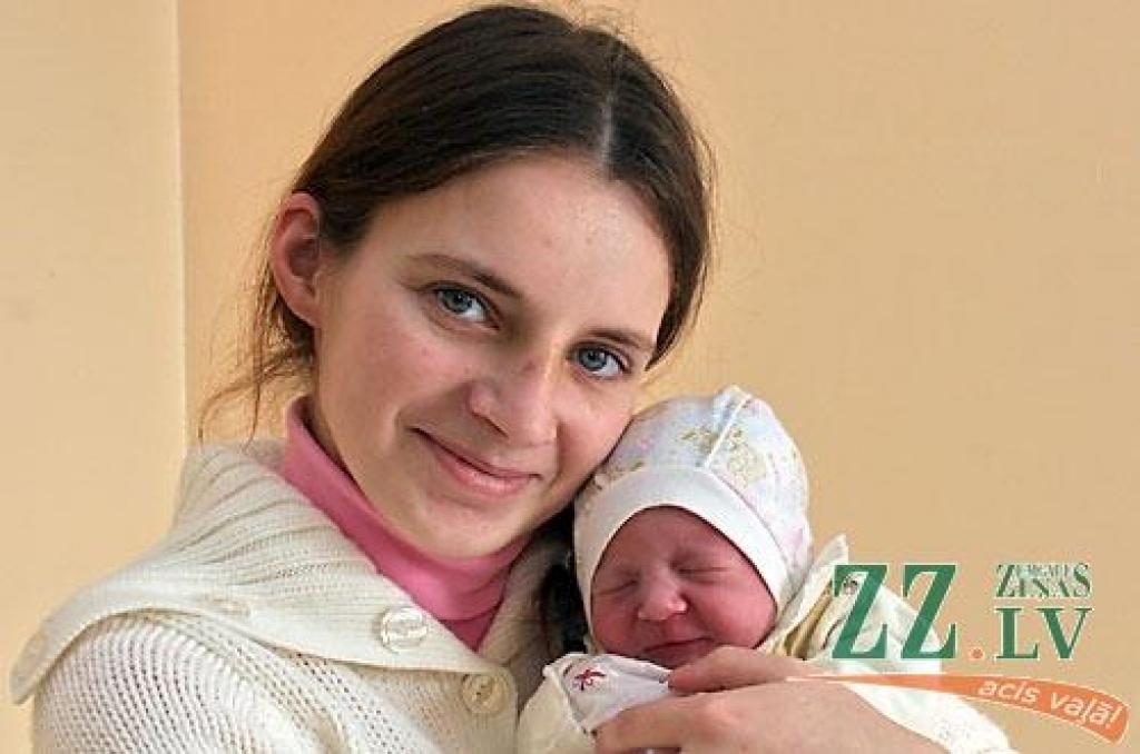 Elejnieku Oļesjas Čuiko un Denisa Šumcova meitiņa Amanda par savu dzimšanas dienu izraudzījās 27. oktobri, kad pulksten 10.20 nāca pasaulē 2700 gramu smaga un 51 centimetru gara. Mazulīti sauks Amanda, un viņai ir divus gadus vecāka māsiņa Melisa.
Autors: Agris Samcovs.