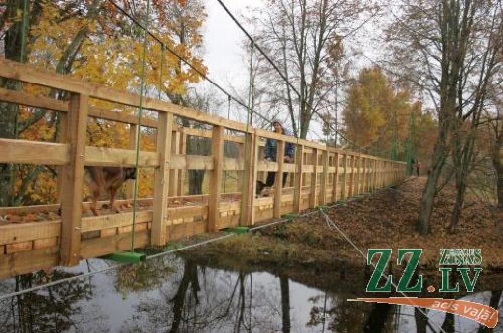 Pār Mušķu tiltu, kas iet pāri Misai, ved ceļš uz Latvijas Lauksaimniecības universitātes zirgkopības mācību centru un tālāk uz Cenu staciju.
Autors: Agris Samcovs.