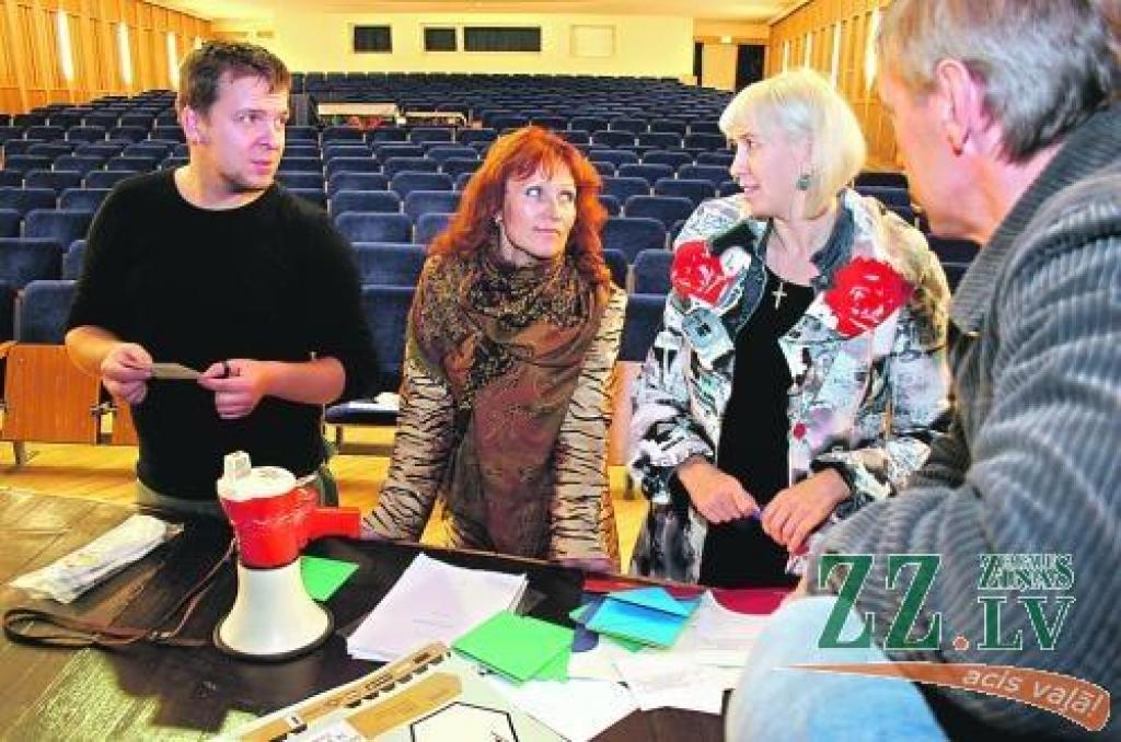 Jelgavas Jaunā teātra komanda - (no kreisās) Ģirts Šolis, Rita Barona, Indra Soika, Juris Bandinieks.
Autors: ZZ arhīva foto