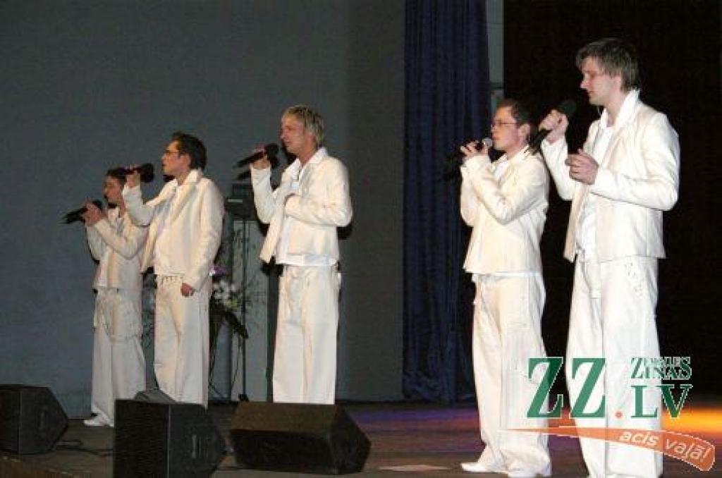 «Cosmos» uz Jelgavas kultūras nama skatuves iepriekšējā reizē.
Autors: Agris Samcovs.