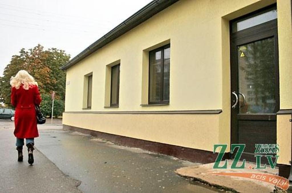 Divpadsmit azartspēļu zāles pilsētā ir aizvērušās, tomēr zāle Pasta ielā 33A  plāno atsākt darbību.
Autors: Agris Samcovs.