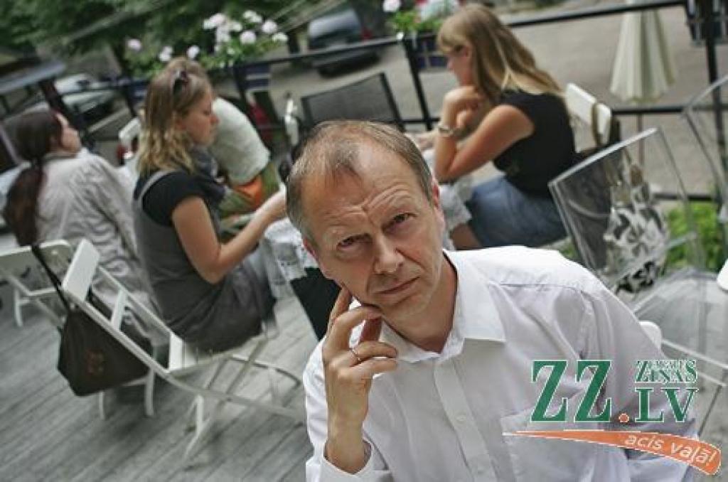 Latvijas Universitātes socioloģijas profesors Tālis Tīsenkopfs: «Nodarbojos gan ar augstskolu pedagoģiju, gan zinātniskiem pētījumiem socioloģijā un ekonomikā. Manas galvenās tēmas socioloģijā – par lauku attīstību un kooperāciju plašā nozīmē. Bijusi arī sabiedriska darbošanās; redzamākā – Sorosa fondā un Baltijas – Amerikas partnerattiecību programmā.»