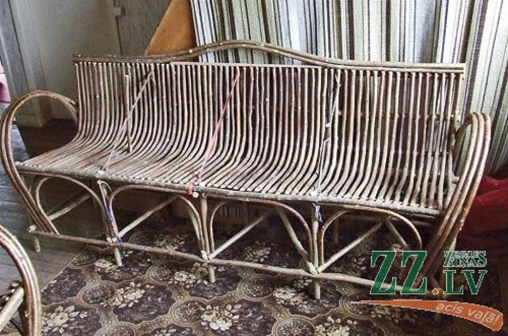 Lai, kokam žūstot, gatavā mēbele nedeformētos, to fiksē ar savītām auklām.