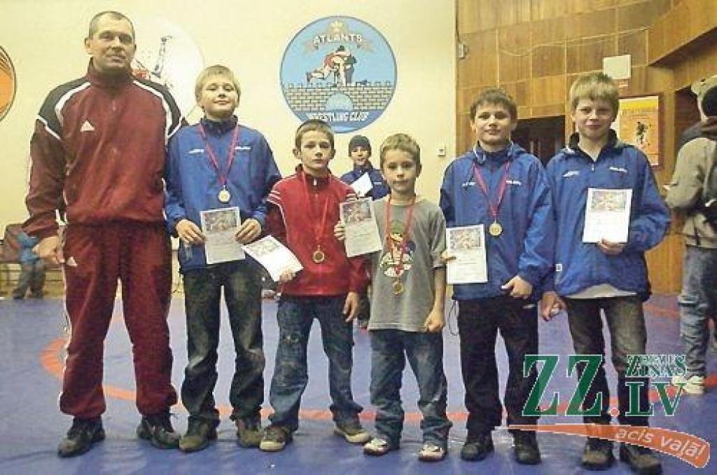 Zelta medaļnieki (no labās) Edgars Batkovskis, Maksims Krovackis, Maksims Stasjuks, Mārtiņš Soja, Ardis Jansons un treneris Vladimirs Smirnovs.
Autors: Foto no kluba arhīva