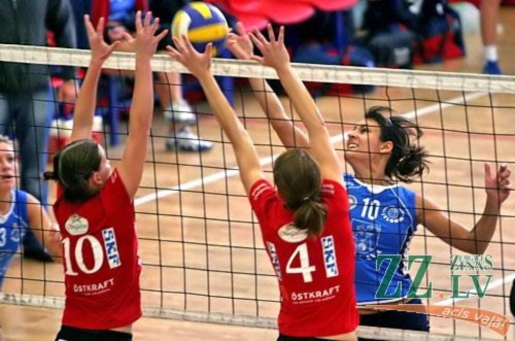 Finālamčā – «Jelgava/LU» (zilie krekliņi) pret «Katrineholm» (sarkanie krekliņi).
Autors: Agris Samcovs.