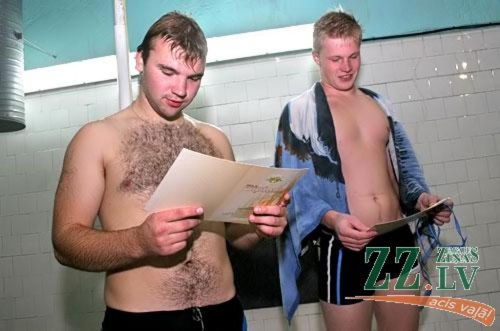 Savus pirmos diplomus ar LLU simboliku nopelnījuši peldētāji Mārtiņš Briedis un Mārtiņš Leoke.
Autors: Agris Samcovs.