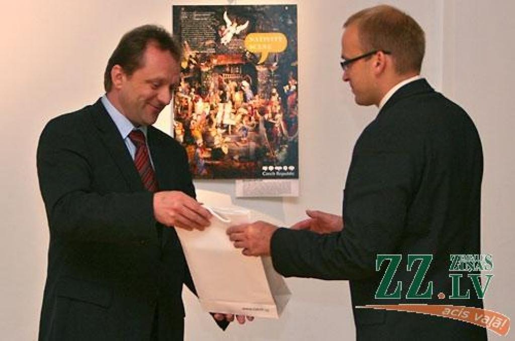 Čehijas Republikas vēstniecības Latvijā pirmais sekretārs Pāvels Šustāks pasniedz dāvanu Jelgavas Domes priekšsēdētāja vietniekam Aigaram Rublim.
Autors: Agris Samcovs.