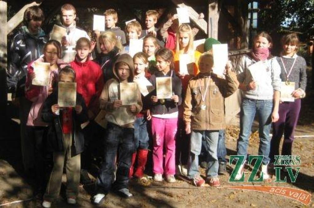 Godalgoto vietu ieguvēji Jelgavas un Ozolnieku novada sporta spēļu rudens krosa sacensībās.
Autors: Foto no JNSC arhīva