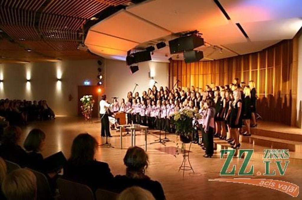 Skolotāju sveikšanai bija izraudzīta jaunā 4. vidusskolas koncertzāle. Pilsētas pedagogiem bija iespēja novērtēt tās lielisko akustiku svētku koncertā.
Autors: Agris Samcovs