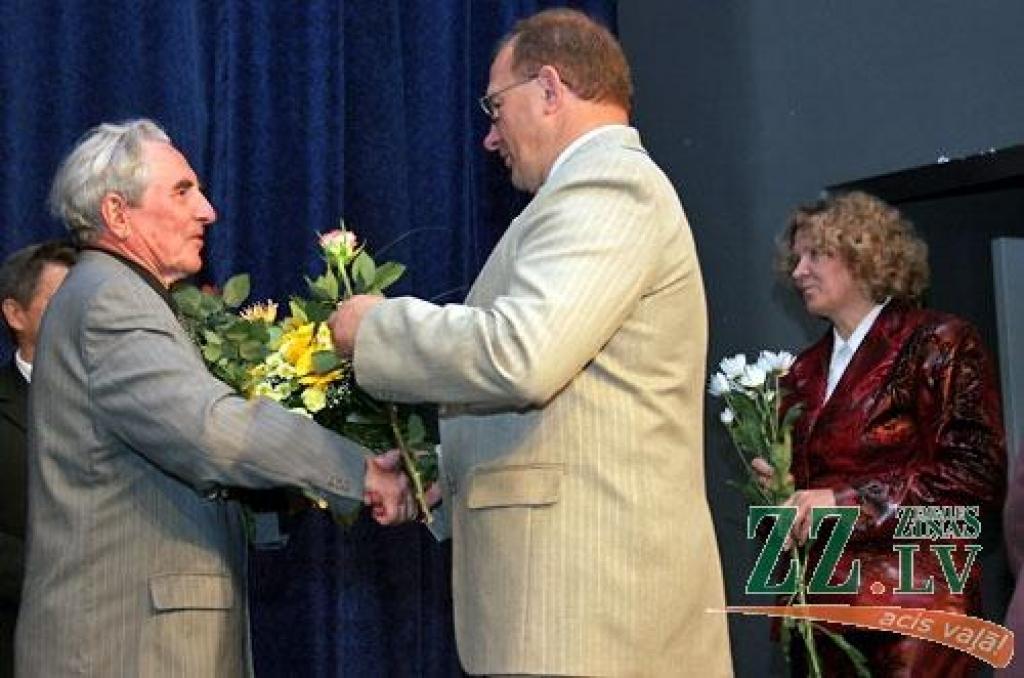 Apsveikumus un pateicības vārdus saņem ilggadējais Teteles pamatskolas direktors Antons Želna.
Autors: Agris Samcovs.