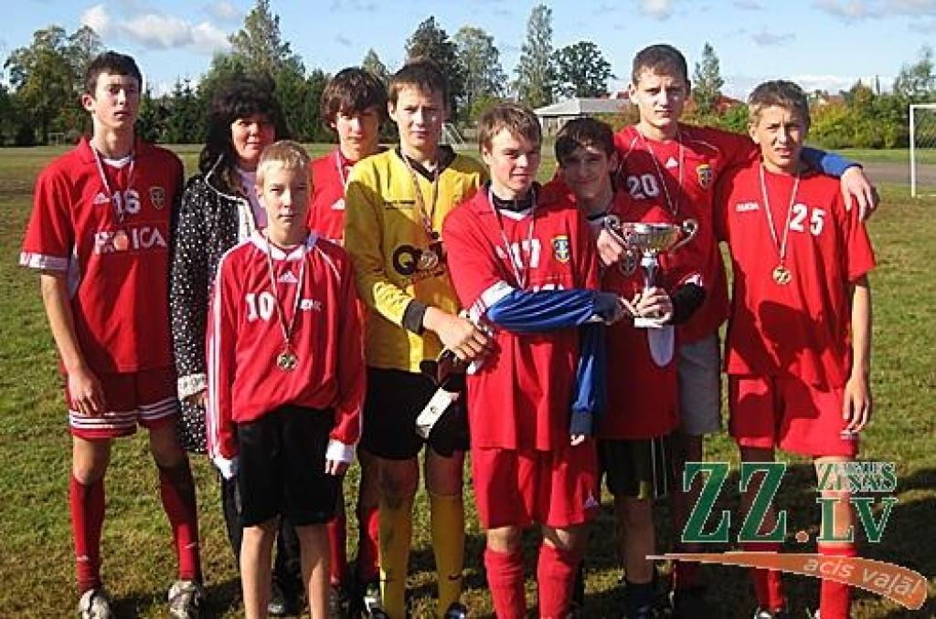 43.sporta spēļu kausu futbolā izcīnīja Elejas vidusskolas komanda sporta skolotājas Sandras Avotas vadībā.
Autors: No JNSC arhīva.