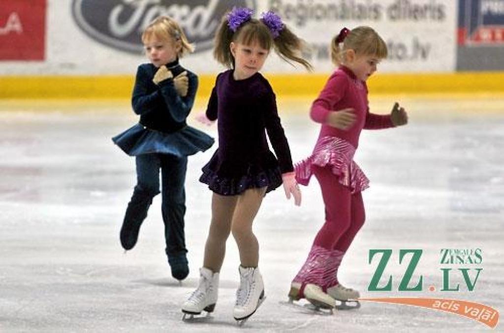 Septiņu valstu jaunie daiļslidotāji nedēļas nogalē sacentās starptautiskās sacensībās Ozolniekos. Tās jau otro reizi rīkoja ledus skola «Zemgale» sadarbībā ar «Ozo» ledus halli. Gripa nav gājusi secen arī daiļslidotājiem - tās dēļ daudzi...