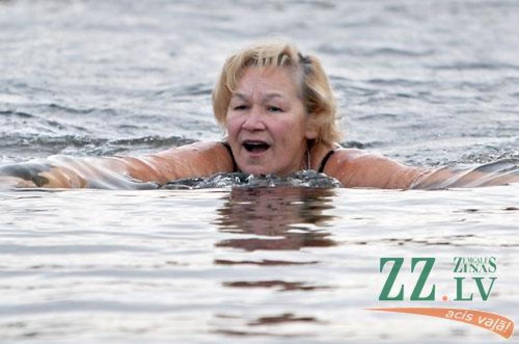 «Peld kuģīši un jahtas, pāri lido lidmašīnas, krastā pulcējas skatītāji, un mēs šeit tūlīt dosimies ūdenī visam pa vidu,» atbraucēju acīm 22.novembrī Jelgavas Jahtklubā vēroto kustības pilno ainu raksturo sacensību rīkotāju pārstāve un...