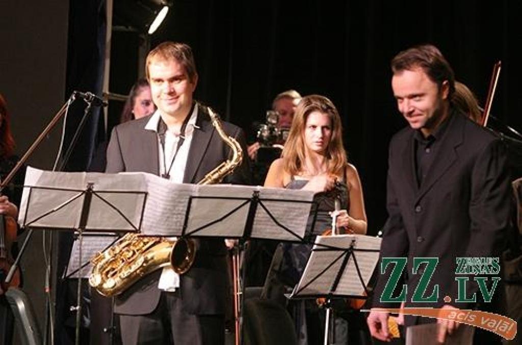 Aigars Meri ar Jelgavas mūziķiem un viesiem 14.novembrī sniedza brīvdienu koncertu kultūras namā. «Katru gadu sākam strādāt septembrī, un novembrī mums iecerēts pirmais atskaites punkts. Skarsim arī valsts svētku tematiku, bet šoreiz...
