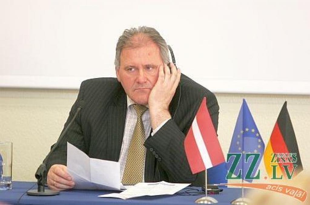 1. SIA «Jelgavas nekustamā īpašuma pārvalde» vadītājs Juris Vidžis domā... Laikam domā par siltināšanu.

2. «Roņi» plunčājas - tātad drīz būs ziema. Ja uz upes pamanīsiet bļitkotājus, tas nozīmē, ka drīz būs arī ledus...

3. Ar kājām no...