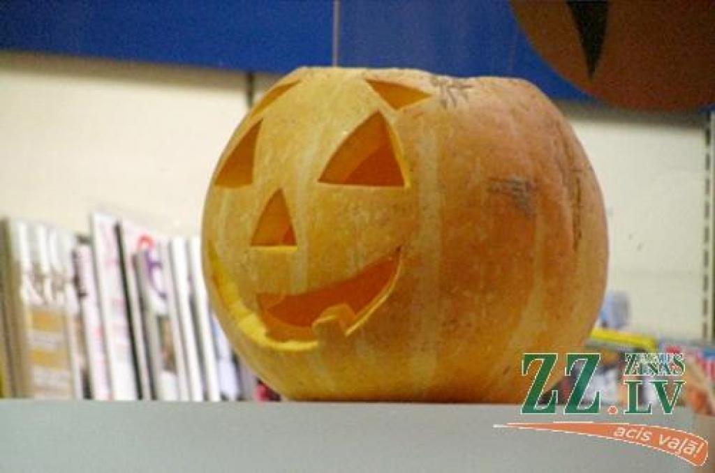 31.oktobra naktī, no pulksten 21.00 līdz pulksten 24.00 Jelgavas tirdzniecības centrā «Vivo centrs» spokojās ne tikai mošķi un cenas, bet arī pircēji un apmeklētāji. Varēja novērot jautru un pārsteidzošu pilsētnieku pieplūdumu, kādu laikam...