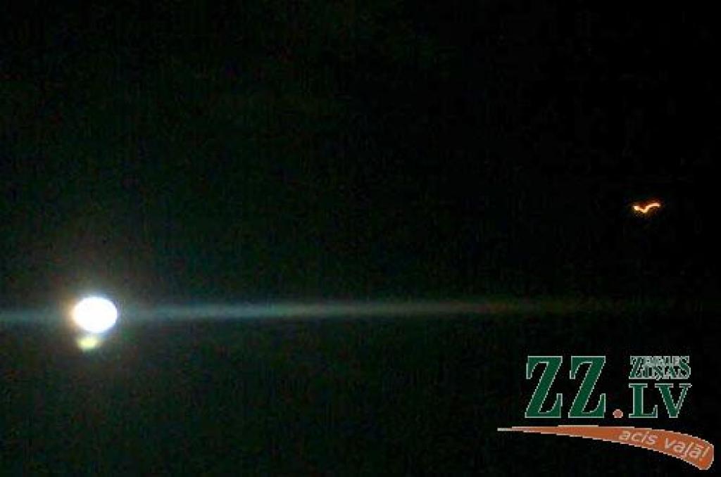 Nezināmais objekts esot redzams pa labi no mēness gaismas.
Autors: Aleksandrs Konošonoks.