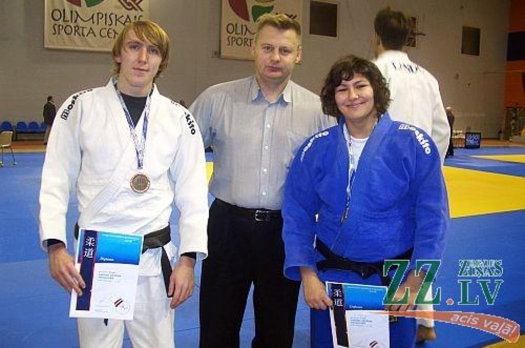 Par savu audzēkņu Marinas Mazures un Vladimira Abramova startu gandarīts treneris Sergejs Vasjkovs.
Autors: no BJSS arhīva.