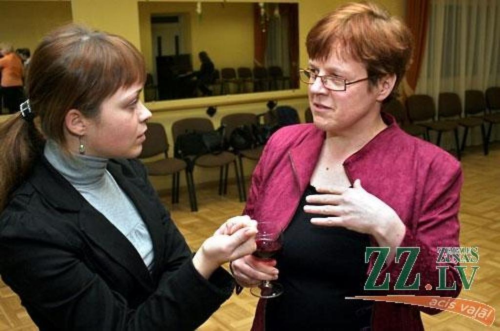 Neklātienes vakara vidusskolas Svētes punkta vadītāja Linda Vecums  – Veco (no kreisās) kopā projekta vadītāju somieti Maritu Karsikas.
Autors: Agris Samcovs.